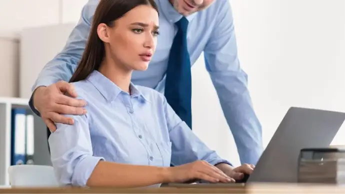 Сексуальные домогательства на работе – что делать, если пристает начальник?