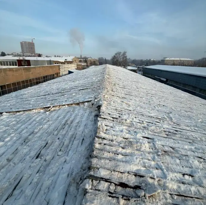 Крыши многоквартирных домов начинают протекать после снеготаяния